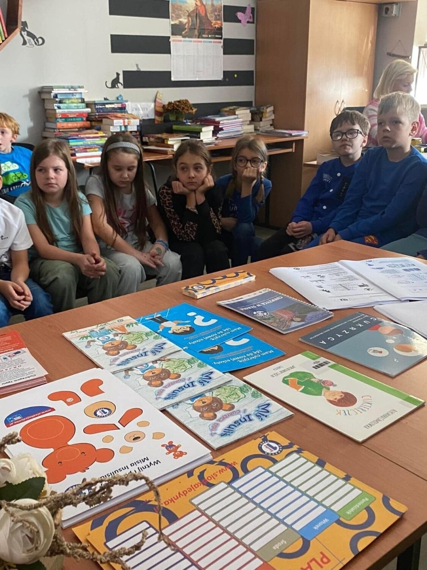 Obchody Światowego Dnia Cukrzycy w Szkole Podstawowej numer 2 w Jędrzejowie. Wspaniała lekcja o zdrowiu dla uczniów