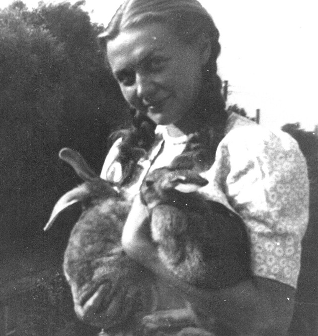 Seweryna Szmaglewska na ul. Parkowej 38 w Piotrkowie, zdjęcie zrobiono około 1936 roku