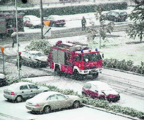 Śnieżyca i śliska nawierzchnia, to częsta przyczyna wypadków. Tutaj dwa auta zderzyły się przy ulicy Granicznej