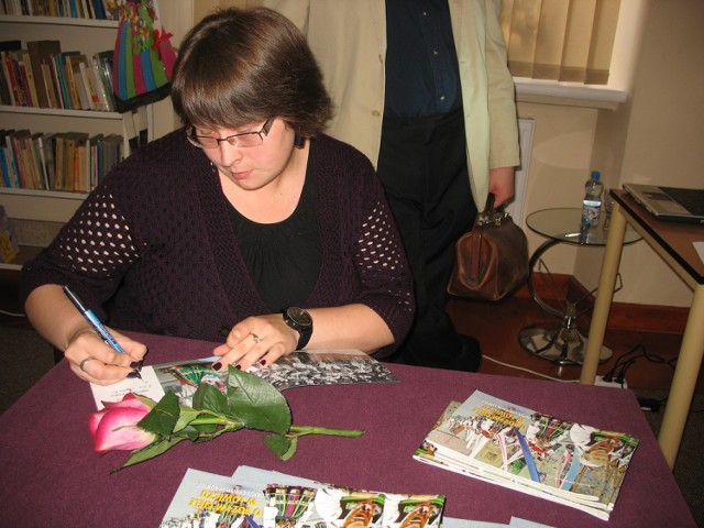Karolina Rutkowska podpisuje swoją książkę