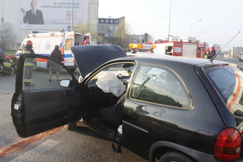 Wypadek na ul. Zgierskiej w Łodzi. Dwie osoby w szpitalu [ZDJĘCIA]