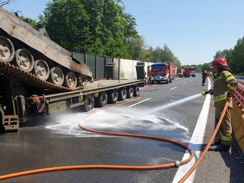 Pożar czołgu na A6 pod Szczecinem. Zderzenie ciężarówek transportujących czołgi. AKTUALIZACJA i ZDJĘCIA 20.06.2021