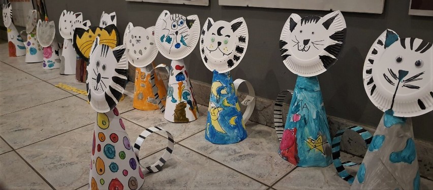 Warsztaty plastyczne w Obornickim Ośrodku Kultury. Uczestnicy wykonali papierowe koty