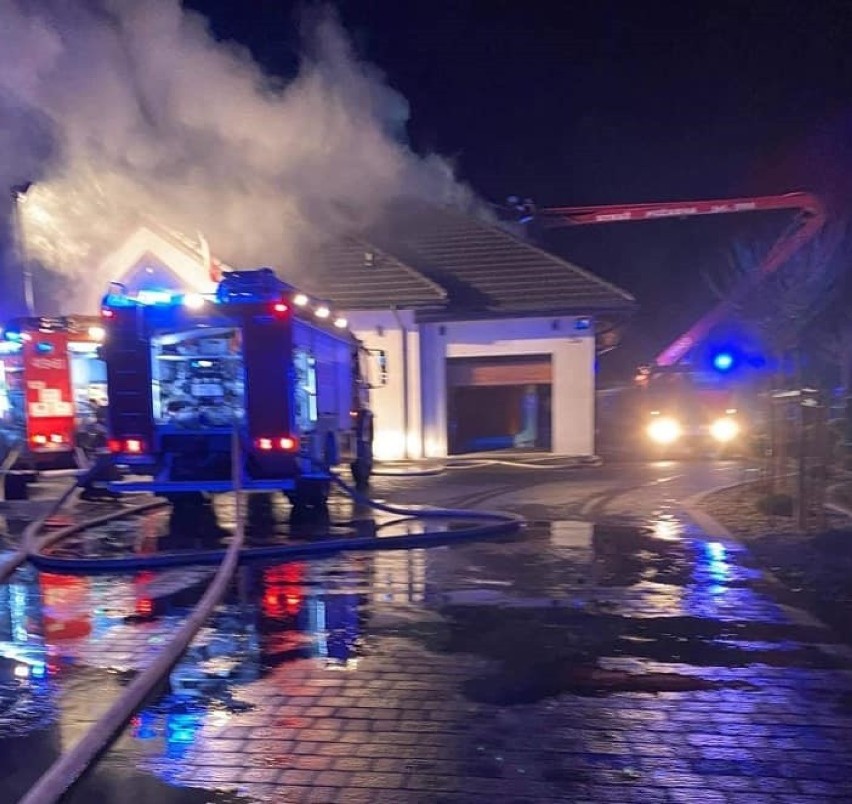 Pożar w Dmosinie. Ogień pojawił się na poddaszu jednego z domów jednorodzinnych