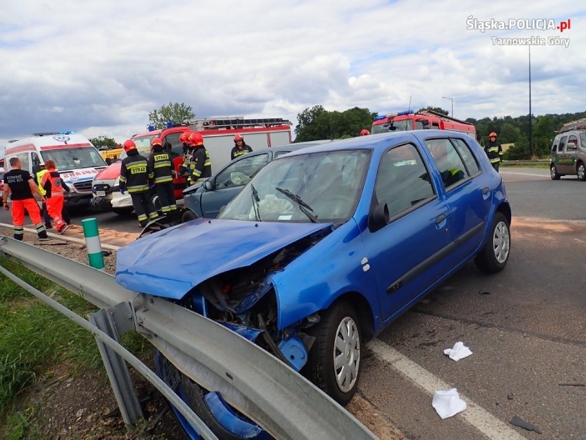 Tarnowskie Góry: Zderzyły się dwie osobówki. Kierujące trafiły do szpitala ZDJĘCIA