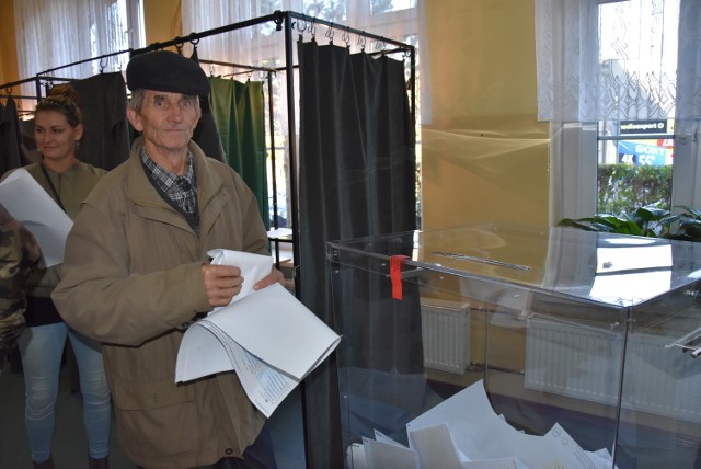 Lokale wyborcze w Golubiu-Dobrzyniu mieszczą się w budynkach szkół, przedszkola, urzędu, OSiR. Obiekty ze względu na zagrożenie epidemiologiczne zamknięte są one od wielu tygodni
