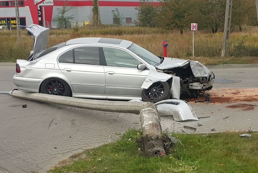 Wypadek na ulicy Mikołaja Kopernika w Ciechocinku. Kierowca BMW w stanie po użyciu alkoholu uderzył w latarnie [zdjęcia]