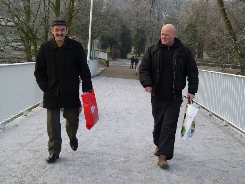 Noworoczna kąpiel morsów w Sieradzu. W nurtach rzeki Warty...