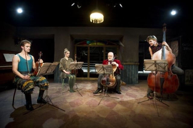 Żongler (Dariusz Wnuk), Akrobatka (Magdalena Koleśnik), Krzysztof Gosztyła (Caribaldi), Błazen (Mateusz Banasiuk)