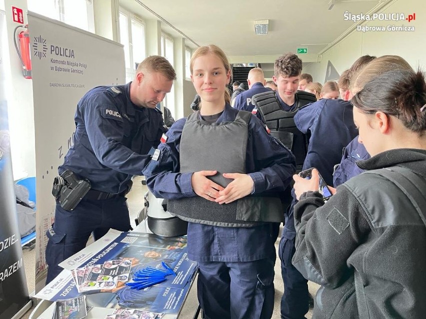 Dąbrowscy policjanci w III LO im. gen. W. Andersa zachęcali...