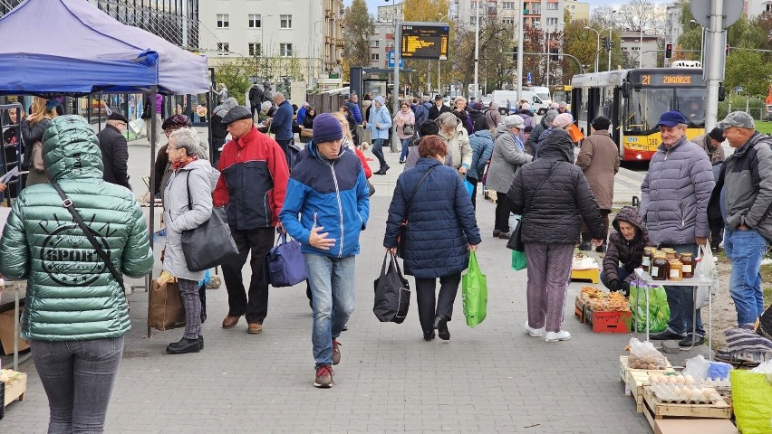 Ludzie na bazarach w Kielcach w piątek trzeciego listopada....