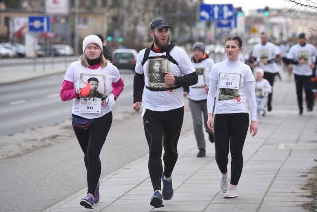 W niedzielę (1.03.2020) odbył się bieg "Tropem Wilczym". To część ogólnopolskiej akcji, mającej na celu popularyzowanie wiedzy o historii naszego kraju. Rywalizowano na czterech dystansach: 196,3 m, 1963 m, 5000 m i 10000 m. Oto zdjęcia z trasy! Jeśli braliście udział w imprezie, to na pewno odnajdziecie się na zdjęciach. Obejrzyjcie naszą fotorelację!