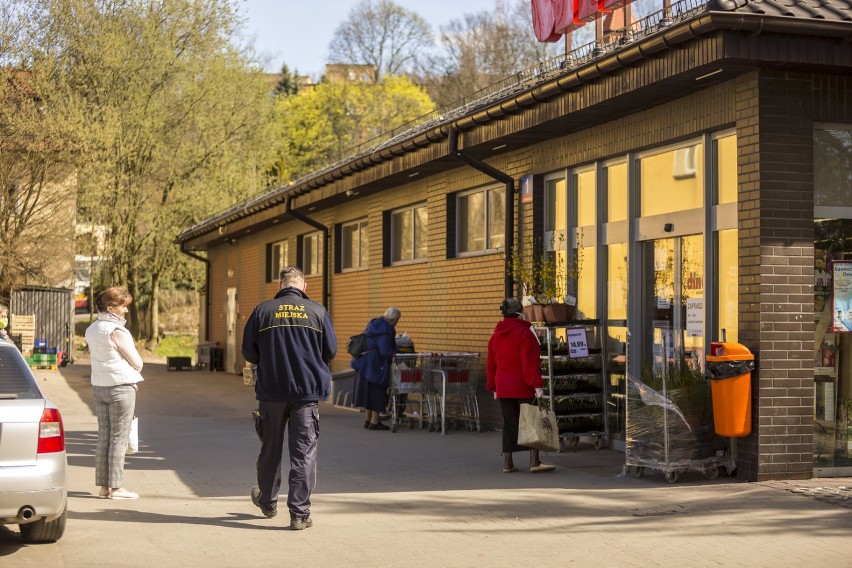 Rozdawali maseczki seniorom [ZDJĘCIA]        