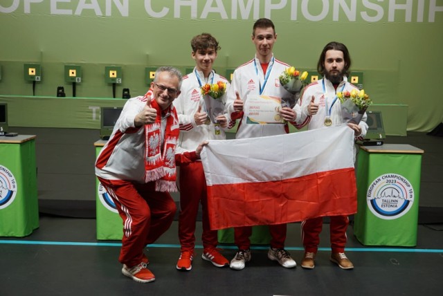 Polscy juniorzy - strzelcy z brązowym medalem Mistrzostw Europy. W zespole Wiktor Blada z „10-ki” Radomsko (z prawej)