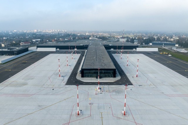 Terminal Portu Lotniczego Warszawa – Radom imienia Bohaterów Radomskiego Czerwca 1976

Na kolejnych slajdach informacje na temat funkcjonowania portu lotniczego w Radomiu