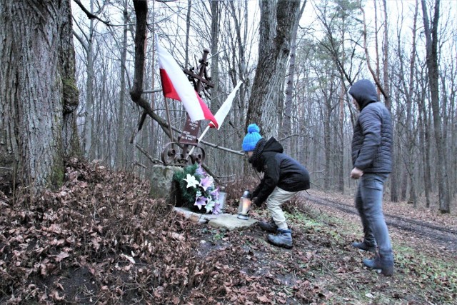 Kurhan poległych w walce o wolność Ojczyzny w 1863 roku. Znajduje się w parku Sióstr Franciszkanek Misjonarek Maryi w Łabuniach.