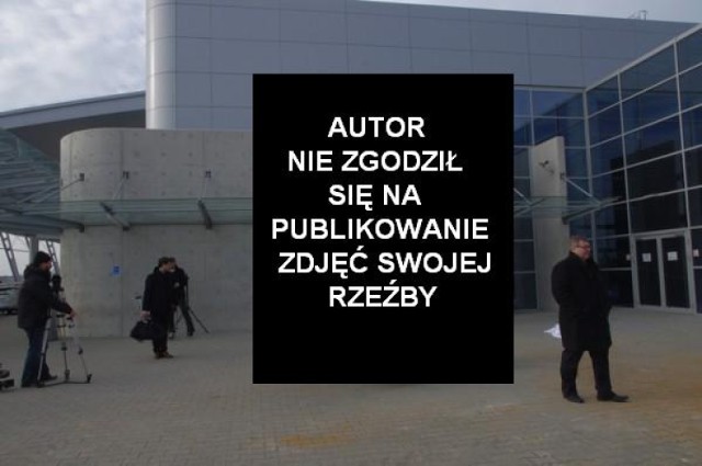 W sobotę na terenie lotniska Ławica odsłonięto rzeźbę ...