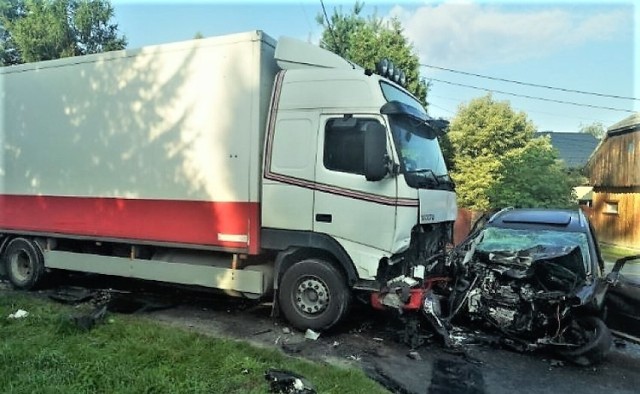 Zmarł kierowca samochodu osobowego, który zderzył się z ciężarówką w Graboszycach, a ciągu DK 28