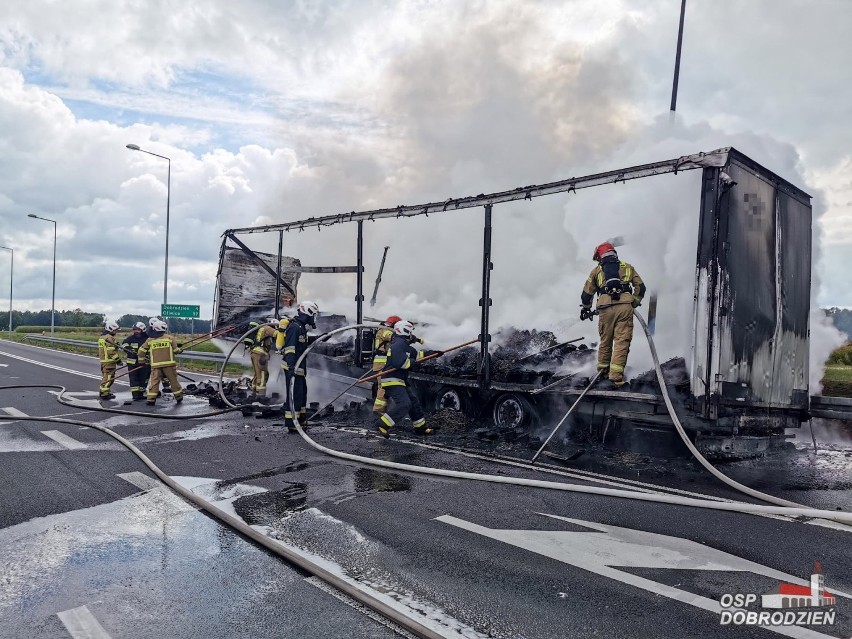 Pożar naczepy ciężarówki w Błachowie na drodze wojewódzkiej 901