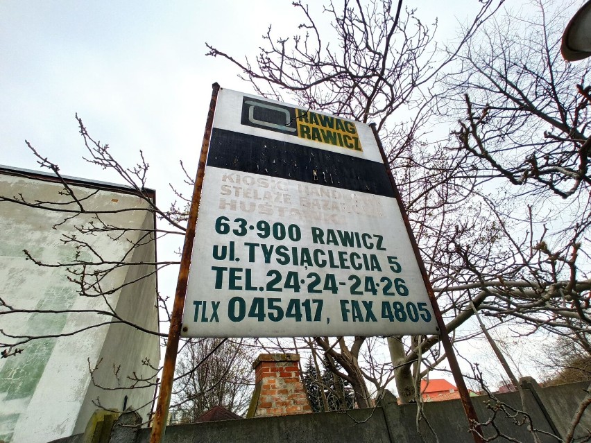 Stare reklamy w Rawiczu. Minęło wiele lat od ich powstania a wciąż reklamują firmy i usługi [ZDJĘCIA]  