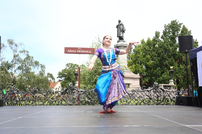 Wielokulturowe Street Party 2019. Kolorowo na Krakowskim Przedmieściu. Taniec brzucha, muzyka świata i niezwykłe jedzenie