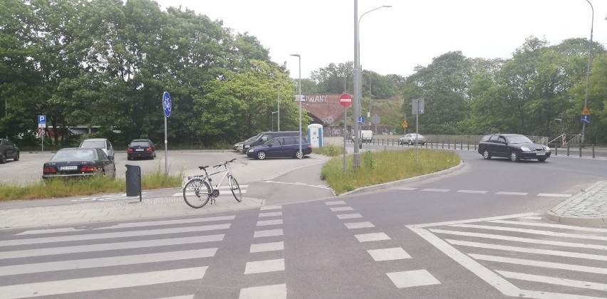 Asfaltowa ścieżka przy ul. Sczanieckiej, powstała przy...