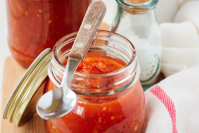Domowy ketchup ze świeżych pomidorów to wyrazisty w smaku dodatek do mięsa, frytek, kanapek i pizzy.