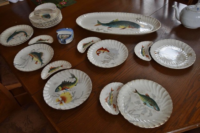 Ceramiczna zastawa składa się z kilkudziesięciu talerzy. Wszystkie są ozdobione wizerunkiem ryby (każda z nich jest inna), któremu towarzyszy morski motyw.