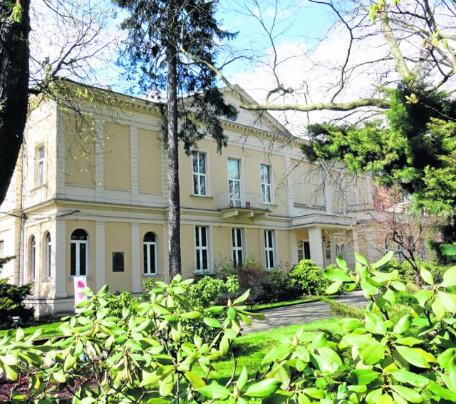 Dawny pałacyk łódzkiego przemysłowca Oskara Kona, przy ul. Targowej 61/63, jest obecnie siedzibą Państwowej Wyższej Szkoły Filmowej, Telewizyjnej i Teatralnej w Łodzi.