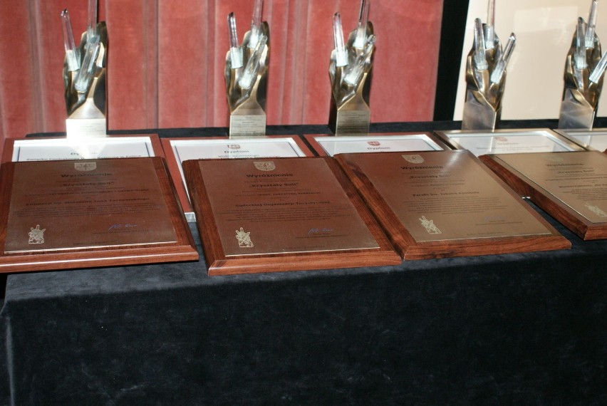 Statuetki i dyplomy nagrody o Kryształ Soli