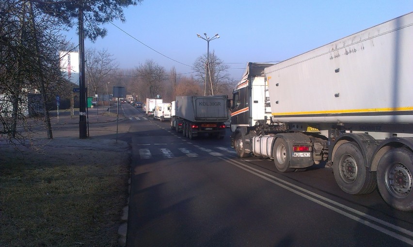 Wypadek na Murckowskiej w Katowicach. Ciężarówka uderzyła w osobówkę. Zablokowana DK-86 [ KOREK ]