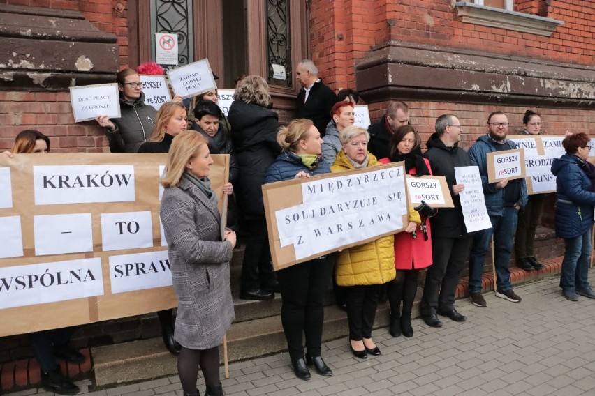 Podobne manifestacje odbywają się w całej Polsce. Pracownicy...