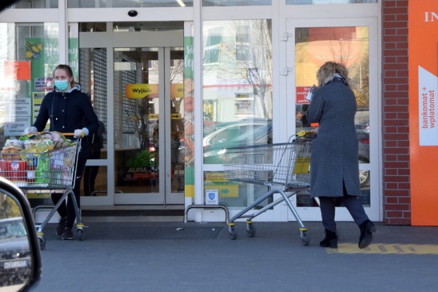 Wprowadzone od środy, 1 kwietnia, ograniczenia w handlu, już od poranka powodowały kolejki i wielkie zamieszanie przed sklepami w Pińczowie. Było dużo nerwów z powodu nieprzestrzegania nowych przepisów. Maksymalnie trzy osoby w sklepie na jedną kasę, zakupy tylko dla seniorów od godziny 10 do 12, rękawiczki dla każdego klienta oraz przynajmniej dwumetrowy odstęp między oczekującymi w kolejce klientami to nowe - jeszcze bardziej restrykcyjne zarządzenia odnośnie organizacji handlu w czasie epidemii. Nie wszyscy o nich wiedzą i nie wszyscy przestrzegają. Generalnie nowe zarządzenie spowodowało spore zamieszanie i... kolejki przed sklepami. Narażeni na zakażanie ludzie czekają teraz na zakupy tłocząc się przed sklepami. Poza tym Pińczów w środę przerażało pustką. Został wzbroniony wstęp do Parku Miejskiego. Policja zapowiedziała wzmożone patrole, ponieważ niektórzy mieszkańcy łamią zakaz gromadzenia się. 



Na kolejnych slajdach zobaczcie jak wyglądało życie Pińczowa w czasie epidemii, w środę 1 kwietnia.