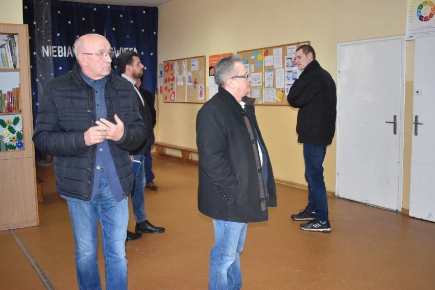 Na początku 2020 r. gizalscy radni wizytowali szkołę w Wierzchach, później podjęli decyzję o likwidacji filii i utworzeniu przedszkola