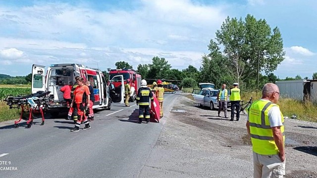 Wypadek rowerzysty w Bukowie. Dziecko wpadło pod koła ciężarówki. Intwreniowal LPR. Chłopiec w ciężkim stanie został przetransportowany do Górnośląskiego Centrum Zdrowia Dziecka w Katowicach.