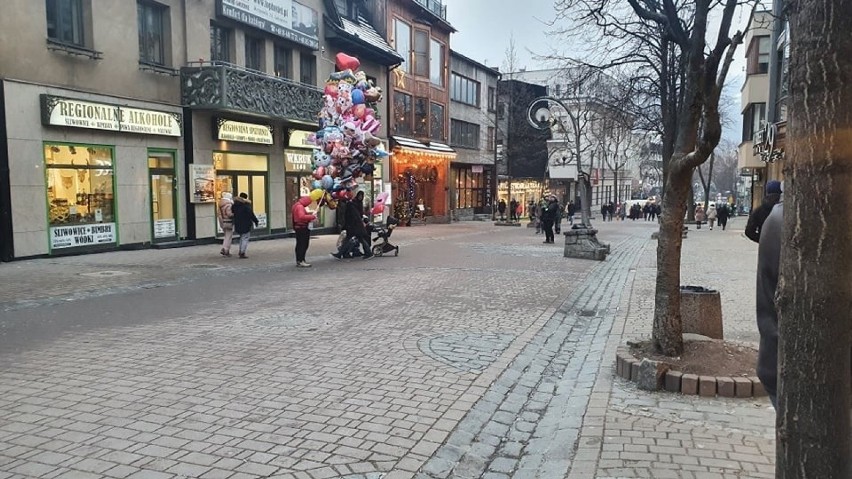 Zakopane. Góralski deptak świeci pustkami - wszyscy odpoczywają po długim weekendzie. Niebawem miasto znów czeka najazd 