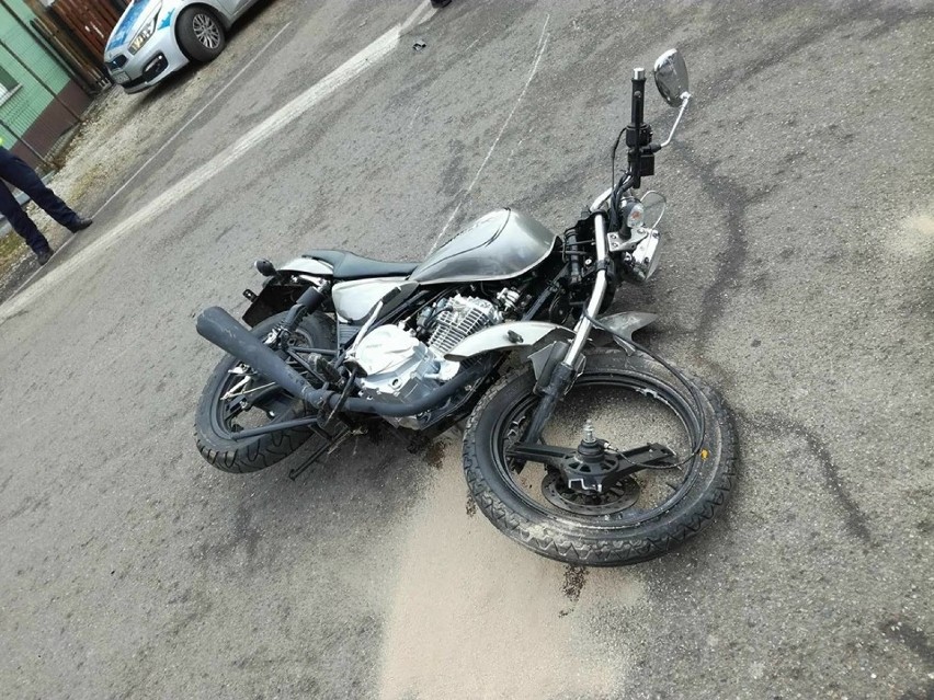 Wypadek z udziałem motocyklisty w centrum Rzezawy [ZDJĘCIA]