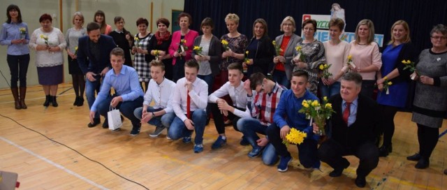 Przedstawiciele Klubu 4-H “Olszynki” z Oleszna przygotowali niespodziankę dla wszystkich pań z Zespołu Placówek Oświatowych w Olesznie.