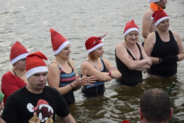 Członkowie klubu zażywali lodowatej kąpieli w skierniewickim zalewie