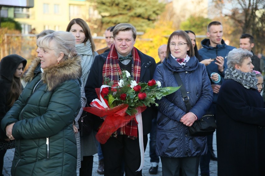  Chrzanów. Mieszkańcy wspólnie odśpiewali hymn. Samorządowcy złożyli kwiaty przed Pomnikiem Zwycięstwa i Wolności [ZDJĘCIA]