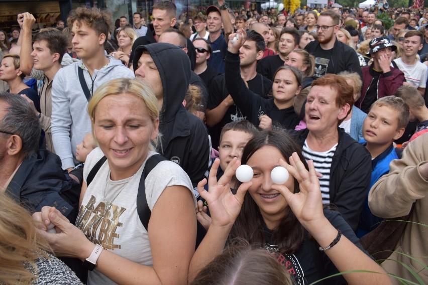 Tysiące ludzi łapało piłeczki z nagrodami. Szał w nowo otwartym Cuprum Park w Lubinie