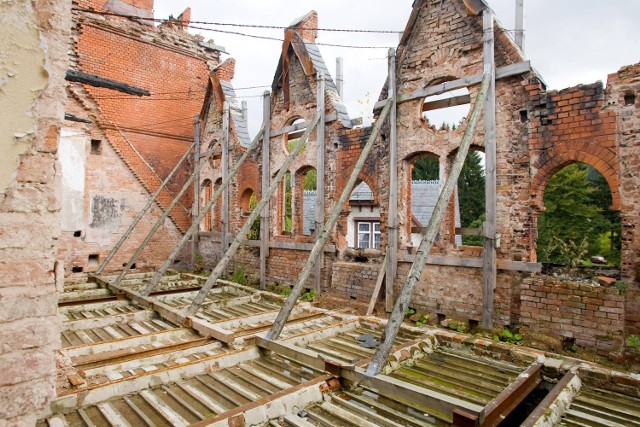 Fragment zabezpieczonych przed zawaleniem pozostałości dawnego sanatorium dra Brehmera w Sokołowsku