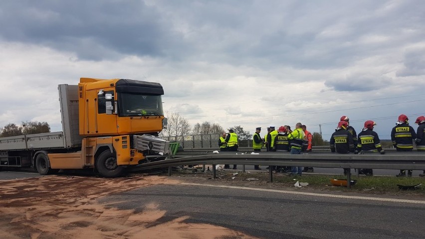 Ciężarówka uderzyła w barierki na A6. Nie jeżdżą pociągi [zdjęcia]