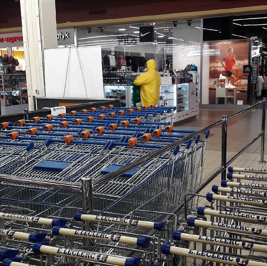 Tajemniczy mężczyzna w "kosmicznym" kombinezonie szokował w hipermarketach e.Leclerc i Kaufland w Kielcach (ZDJĘCIA)   