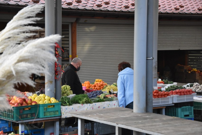 Tarnów. W czerwonej strefie handel na Burku zamiera. Kupcy mają powody do zmartwień, bo w czasie drugiej fali pandemii ruch maleje [ZDJĘCIA]