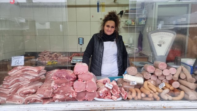 Wiele osób przyszło w piątek na bazary w Kielcach. Największy ruch był za mięsem i wędlinami. Spore kolejki ustawiały się za warzywami i owocami. Dużo osób kupowało ubrania. Tu w ofercie nadal wybór zimowej odzieży, czapek i rękawiczek. 

Co się działo na bazarach w Kielcach w piątek, 11 lutego zobacz na kolejnych slajdach>>>