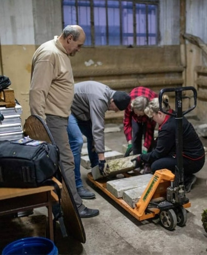 Trzemeszno. Katalogowali nagrobki z żydowskiego cmentarza. Przez lata służyły jako krawężniki [FOTO]