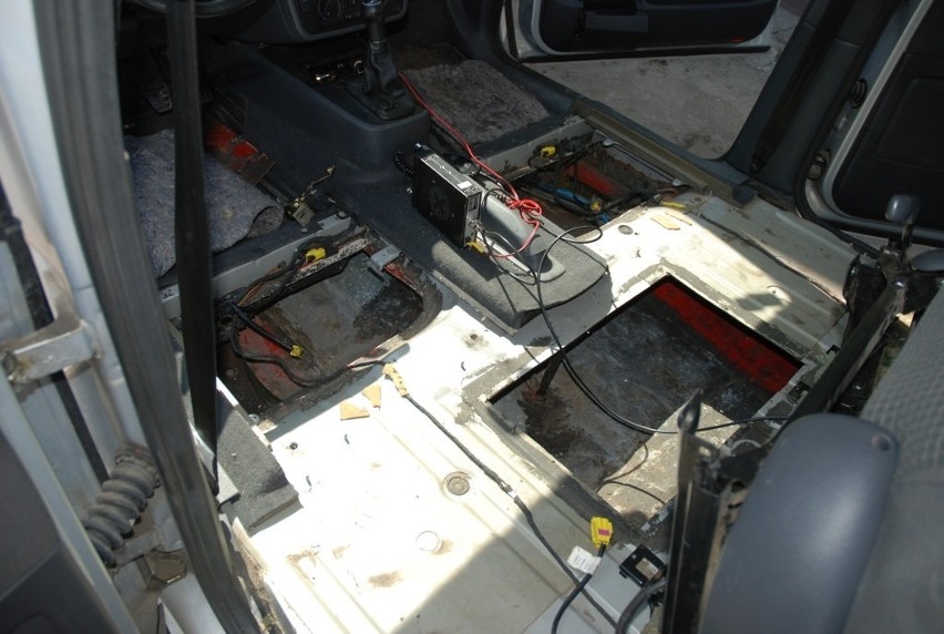Biała Podlaska: Ukryli papierosy w podłodze samochodu
