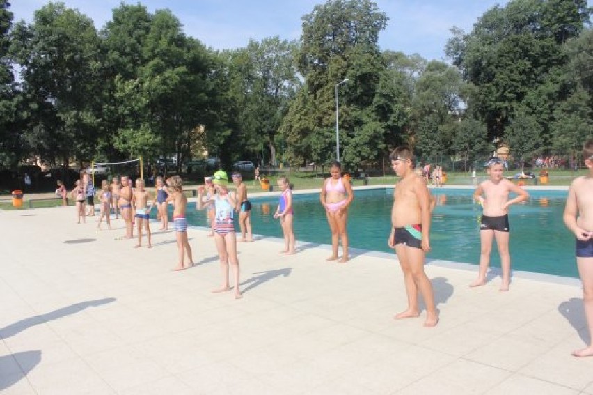 AKTYWNIE: Zakończył się projekt nauki pływania dla dzieci  „Umiem pływać” na żerkowskim basenie [ZDJĘCIA]