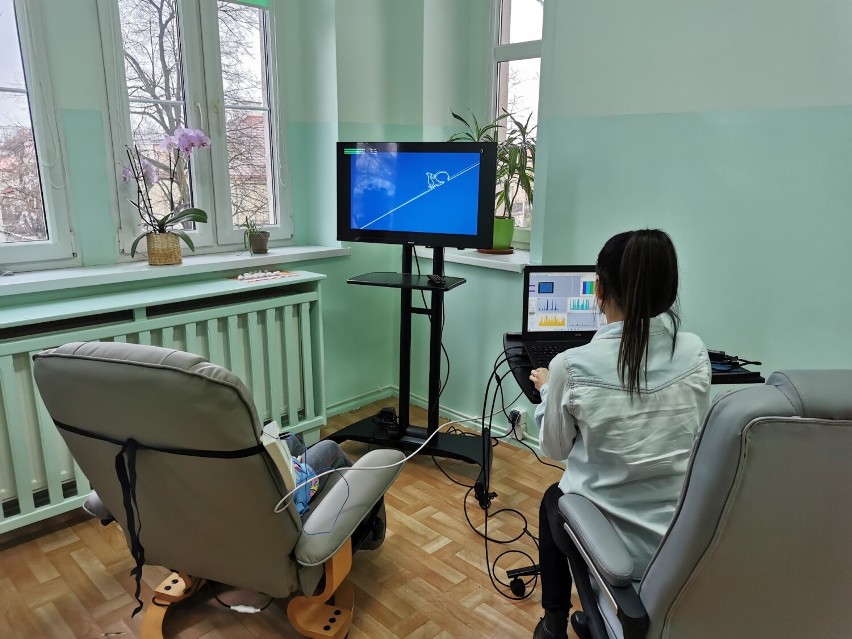 Oleśnica. Nowe pomoce dydaktyczne w SP7. Interaktywny parkiet i terapia EEG w oleśnickiej podstawówce 